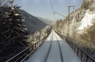 Verschneite Höllentalbahn auf der Ravennabrücke
