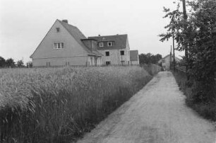 Feldweg : Blick entlang eines Feldweges in Richtung neu errichteter Häuser