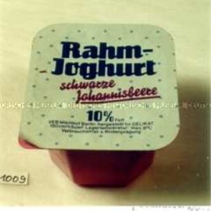 Becher für "Rahm-Joghurt schwarze Johannisbeere"