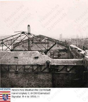 Darmstadt, Landestheater - Wiederaufbau - Bild 1 und 2: Die beiden ersten Dachbinder sind aufgestellt / Bild 3 und 4: Die Schalung des Hauptgesims des Südgiebels