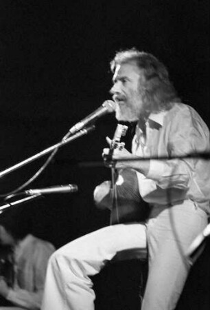 Gastspiel des Chansonniers Georges Moustaki in der Schwarzwaldhalle