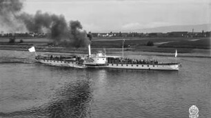 Elbdampfer John Penn : Personen-Seitenraddampfer "John Penn" (1864, Werft Blasewitz). Schrägansicht bei Fahrt elbaufwärts bei Pratzschwitz