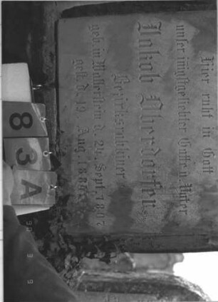 Grabstein 83 (Index: 99786728) Zustand: obere Hälfte abgebrochen Maße HxBxT: 150x70x18 cm Besonderheit: kulturhistorisch wertvoll / hist.-wiss. Gründe (Gemeindestellung): Grabstein 83A