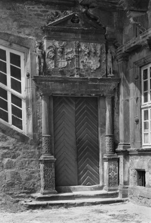 Portal mit Wappen