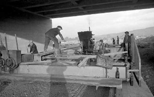 Letzte Arbeiten kurz vor Baufertigstellung der östlichen Fahrbahn des Autobahnstücks Seehof-Bruchhausen.