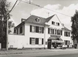 Wohnhaus mit Laden