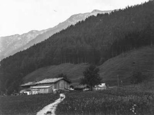 Gehöft : Blick auf ein Gehöft auf einer Alm mit dem Lehnberg im Hintergrund