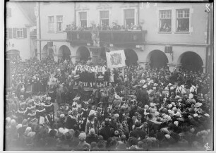 Fasnacht Sigmaringen 1934; Bräuteln vor dem Rathaus