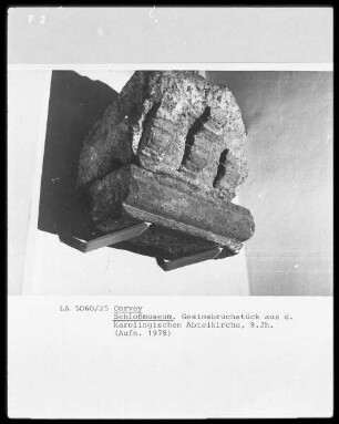 Gesimsbruchstück aus der karolingischen Abteikirche
