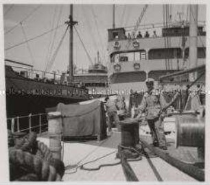 Wehrmachtssoldaten, Korinth, Auf einem italienischen Öltanker, der soeben vor Anker gegangen ist.