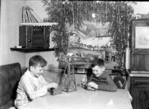 Werner Krauße und Spielkamerad mit Metallbaukasten