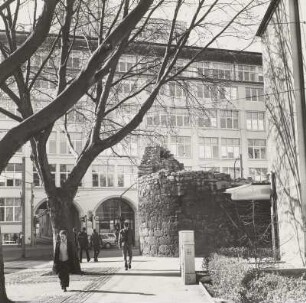 Anatomieturm (Ruine) : Ansicht mit Anatomieturm, ehem. Carl-Zeiss-Hauptwerk und Durchfahrt zum Ernst-Abbé-Platz