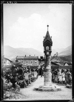 Schwaz, Österreich. Lichtsäule auf dem Friedhof