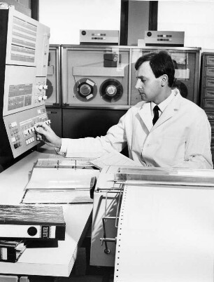 In einem Datenverarbeitszentrum vom IBM. Ein Mitarbeiter bedient einen Großrechner