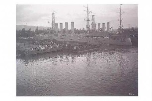Honolulu (Hawaii). Amerikanisches Kriegsschiff "Colorado" im Hafen, am Kai warten Touristen (wohl auf die Ankunft des Hochseepassagierdampfers "Cleveland")