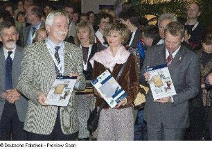 Dr. Thomas Bürger, Generaldirektor der SLUB Dresden, Barbara Ludwig, Staatsministerin für Wissenschaft und Kunst in Sachsen, und Ingolf Roßberg, Oberbürgermeister der Stadt Dresden, mit dem Band der Wissenschaftlichen Zeitschrift der Technischen Universität Dresden "Geschichte und Zukunft von Information und Wissen