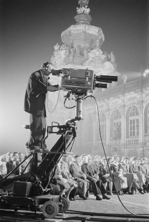Aufnahmeteam des Fernsehens und Zuhörer während einer Serenade im Dresdner Zwinger, vor 1958