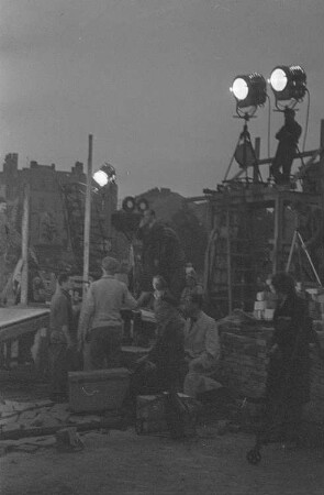 Aufnahmen vom Dreh des ersten deutschen Trümmerfilms "Die Mörder sind unter uns" durch die DEFA : gedreht in den Trümmern Berlins, in den Althoff-Ateliers in Babelsberg und in den Jofa-Ateliers in Berlin-Johannisthal