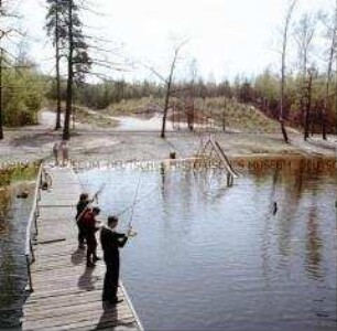 Ältere Mitarbeiter des VEB TGA Berlin im Betriebserholungsheim in Zesch am See
