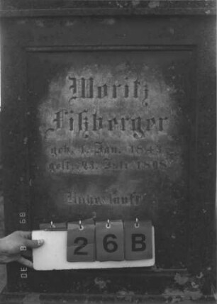 Grabstein 26 (Index: 99609662) Material: Sandstein Zustand: stark verwittert, teilweise Textverlust Maße HxBxT: 209x72x34 cm Beschreibung: Stele, eingezogener Rundbogenabschluß mit Verdachung, Mittelpalmette, Schriftfeld rechteckig eingetieft, getreppter Sockel, unten Rusticaimitat: Grabstein 26B