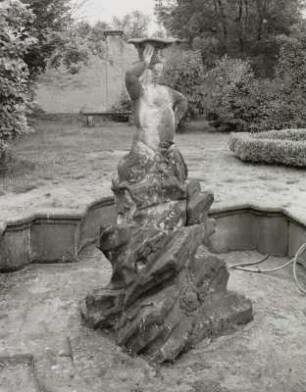 Triton- Brunnen : Triton-Brunnen. Sandstein, Figur lebensgroß, um 1710 Lichtensee-Tiefenau (Kreis Riesa-Großenhain), Schloß Tiefenau, Schloßpark, West-Ecke