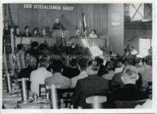 Herbert Warnke spricht auf einer FDGB-Veranstaltung