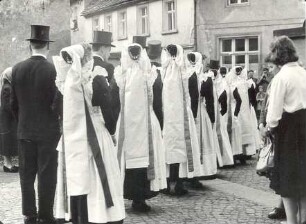 Hochzeit in Wittichenau : Gesellschaftliche Volkskultur - Sitten im Laufe des menschlichen Lebens - Hochzeit. Ort: Kulow / Wittichenau. Der Hochzeitszug (Brautjungfern mit Brautführern) auf dem Weg von der Trauung