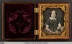 Sitzende junge Frau