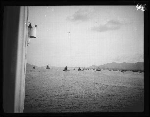 Penang (Malaysia): Schiffe und kleine Segelboote (Blick vom Schiff aufs Meer)