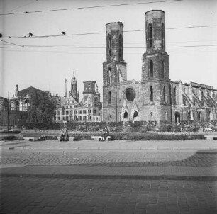 Dresden nach der Bombardierung vom 13./14. Februar 1945. Ruine der Sophienkirche am Postplatz. Blick zum Zwinger und zur Ruine des Residenzschlosses