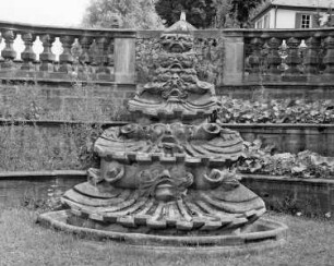 Villa Concordia & Ehemaliger Palast des Hofrats Johann Ignaz Tobias Böttinger & Wasserschloss Concordia — Brunnen