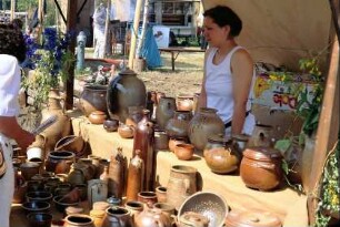 Bürgeler Töpfermarkt: Ausstellungs- und Verkaufsstand mit Frau am Stand