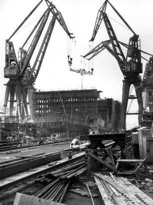 Hamburg. Steinwerder. Blick auf die Helling der Großwerft "Blohm & Voss". Krane transportieren Material zum Rohbau