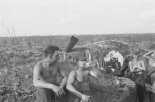 Zweiter Weltkrieg. Frontbilder. Sowjetunion. Zwei Angehörige der deutschen Wehrmacht, einer beim Trinken aus einer Flasche