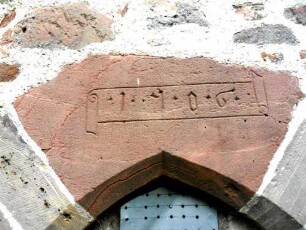 Evangelische Kirche - Kirchturm von Westen-Erdgeschoß - Schlußstein im Türgewände mit Jahreszahl 1506 (Kirchturm neu erbaut)