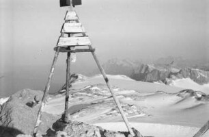 Vermessungszeichen : Hölzernes, dreibeiniges Vermessungszeichen auf einem Berg.