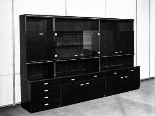Anbauwand : Berlin. VEB Möbelkombinat Berlin (MKB). Hausmesse, 1986. Anbauwand. Holz, schwarz beschichtet (1986; VEB Möbelkombinat Berlin (MKB))