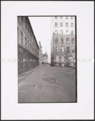 Straße mit verfallenen Häuserfassaden (Prämiertes Foto Sonderpreis)