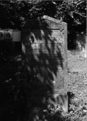 Grabstein 94 (Index: 100086576) Material: Sandstein Zustand: leicht verwittert Maße HxBxT: 122x48x16 cm Beschreibung: Stele, Sockel, giebelartiger Abschluß: Grabstein 94