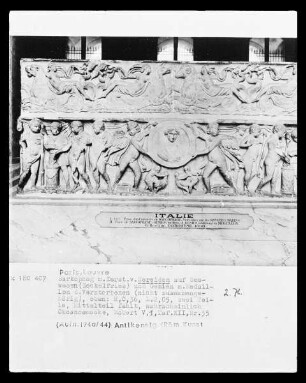 Sarkophag mit Genien, Eroten, einem Medaillon mit dem Verstorbenen und Nereiden