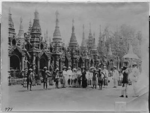 Rangun, Birma. Touristen und Wasserträger posieren vor der Shwedagon-Pagode