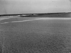 Strand : Blick über den Strand auf die Küste.