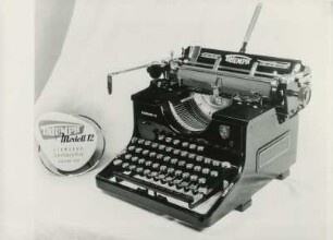 Schreibmaschine "Modell Standard 12" der Triumph Werke Nürnberg