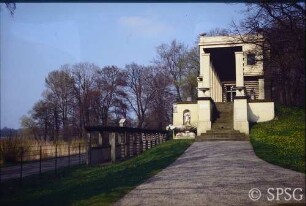 Berlin, Schlossgarten Glienicke, Treppe und Pergola des Casinos.