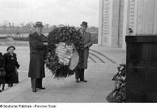 Aufnahmen einer Kranzniederlegung am sowjetischen Ehrendenkmal in Berlin-Tiergarten
