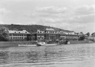 Dresden, Schloss Pillnitz : Dresden. Blick über die Elbe zum Schloss Pillnitz. Personen-Seitenraddampfer "Mühlberg" vor dem Wasserpalais