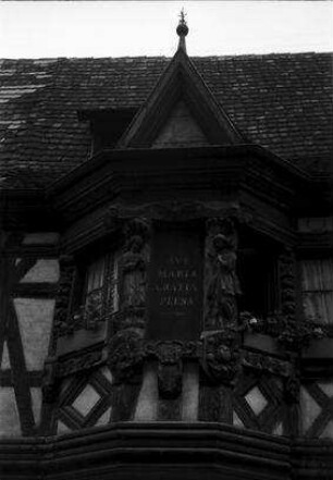 Rappoltsweiler, Ribeauvillé: altes Fachwerkhaus [Gasthaus zum Pfeiferhaus], Erker davor