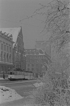 Verschneite Paulinerkirche, im Vordergrund eine Straßenbahn
