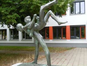Kindergruppe vor der Lindenschule, Hoyerswerda