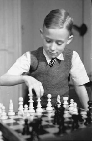 Bukarest: Familie Schmidt, Junge beim Schach